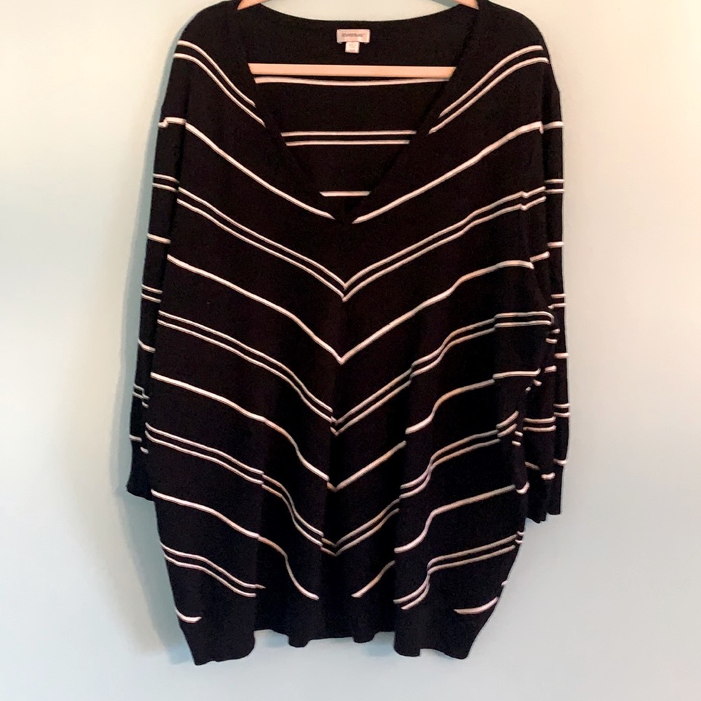 Avenue 26/28 lightweight black sweater with flattering v-neck